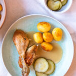 Gammeldags grydestegt kylling med sovs, kartofler og agurkesalat