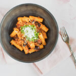 Lækker og smagfuld pasta med aubergine og sprøde brødkrummer