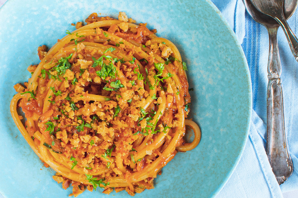 Lækker vegetar pasta med løg, persille og brødkrummer