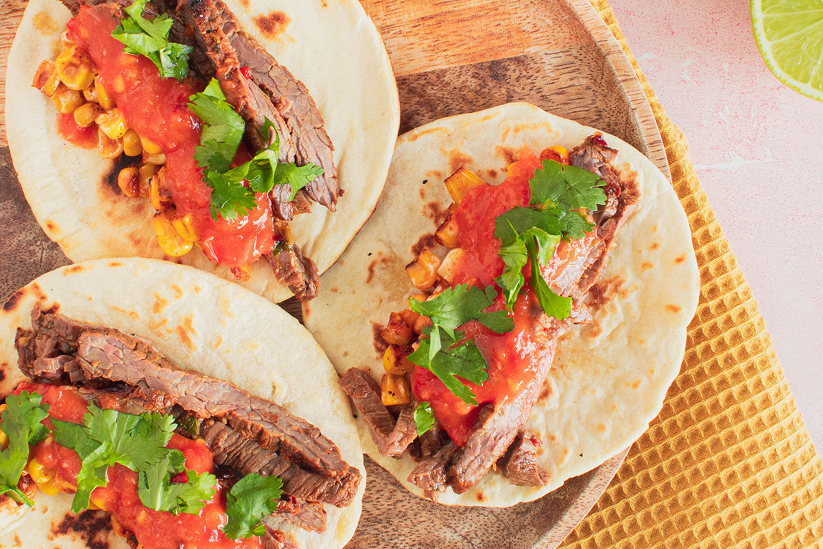 Taco carne asada med salsa og grillet majs