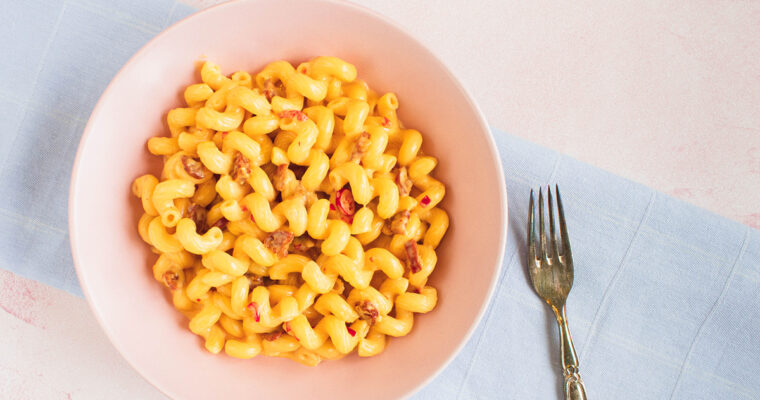 Macaroni and cheese – Pasta i ostesauce med chorizo og syltede chili