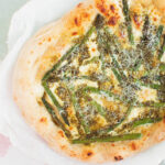 Lækker sprød pizza smurt med mascarpone og toppet med grønne asparges