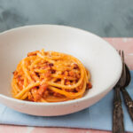 Klassisk pasta all'amatriciana med bacon, tomat og ost