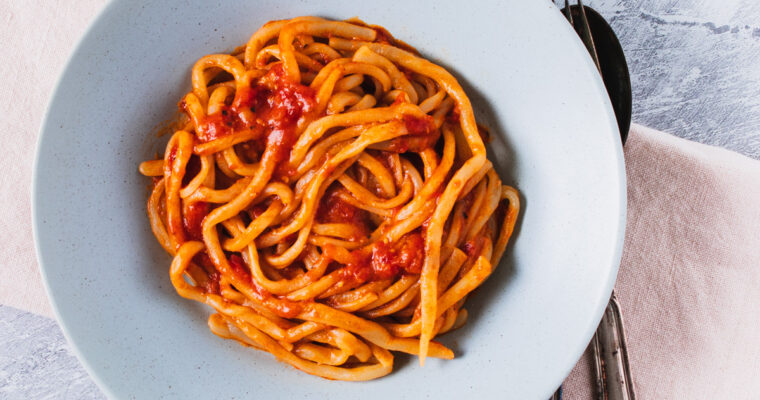 Pici all’aglione –  Hjemmelavet pasta pici i intens hvidløgs og tomatsauce