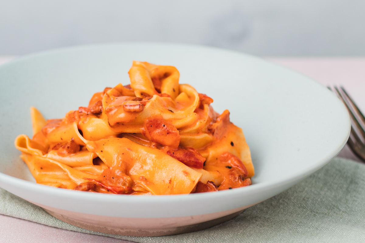 Pasta alla fiesolana – Pappardelle i flødesauce med bacon og tomat