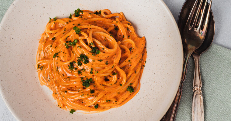 Nem pasta i cremet sauce med hvidløg, tomat og persille