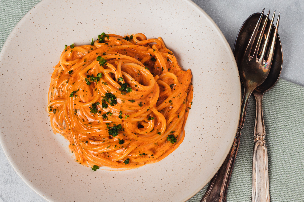 Nem pasta i cremet sauce med hvidløg, tomat og persille